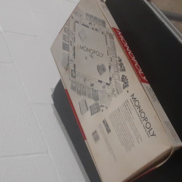 1974 Monopoly game. Partially sealed. Overall good condition - Picture 8 of 9